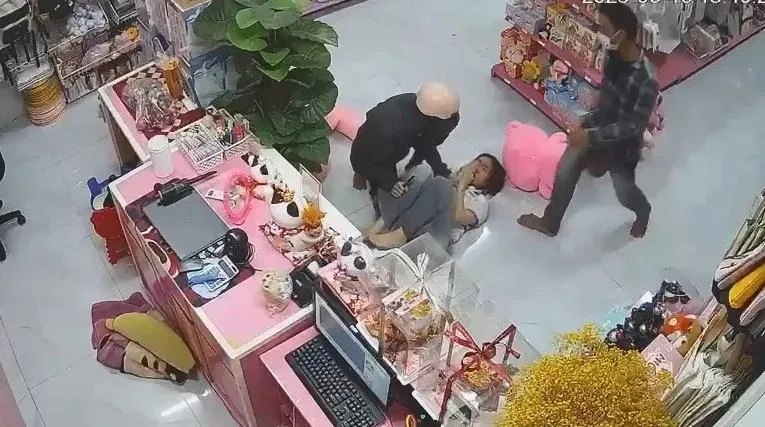 Hình ảnh 2 đối tượng khống chế chị Lê Nguyễn Tường V. để cướp tài sản. Ảnh cắt từ camera