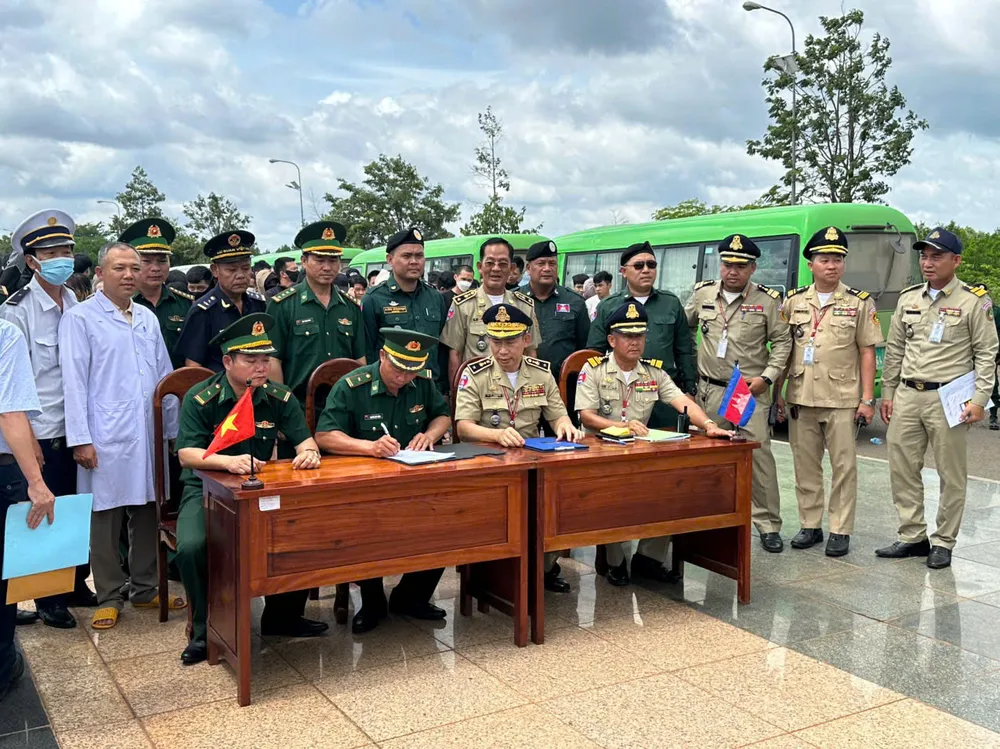 Hai bên ký biên bản bàn giao 85 công dân Việt Nam