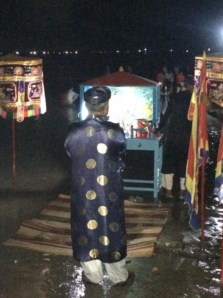 Ngư dân chôn cất con cá voi nặng trên 15 tấn ảnh 5