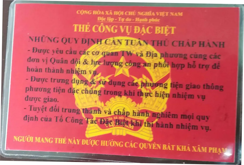 Sử dụng thẻ “Công vụ đặc biệt" giả xin bỏ qua lỗi vi phạm giao thông ảnh 2