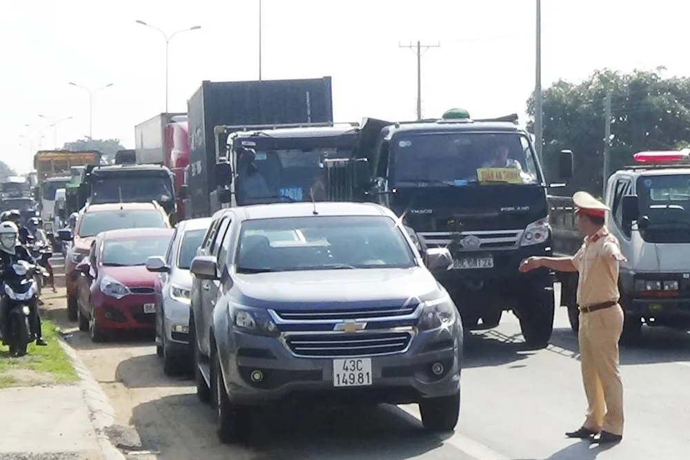 Xe giường nằm tông đuôi xe tải, 30 hành khách hoảng loạn ảnh 2