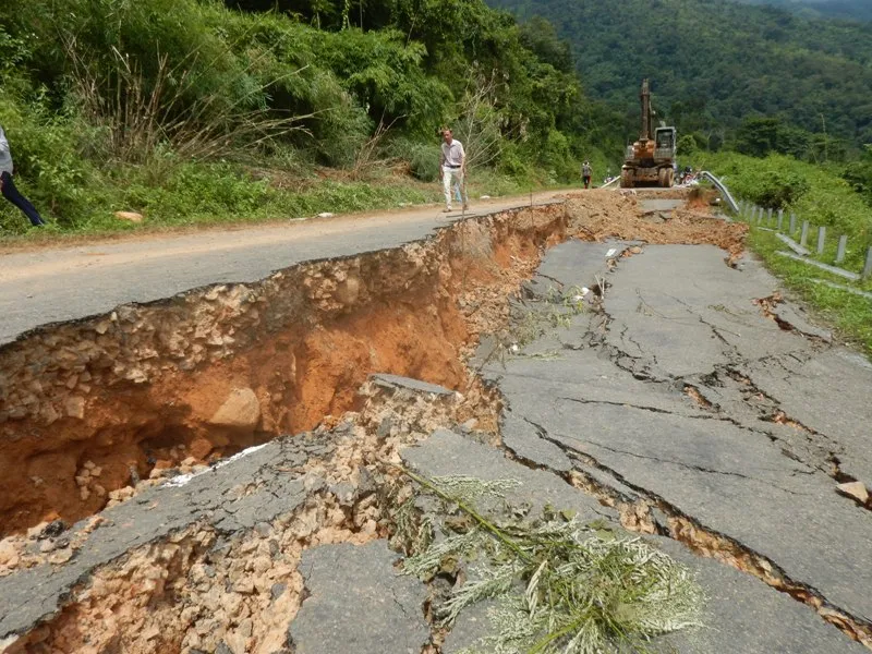 Quốc lộ 28B bị sụt lún nghiêm trọng