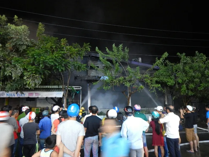 Cháy lớn tại quán cà phê ảnh 3