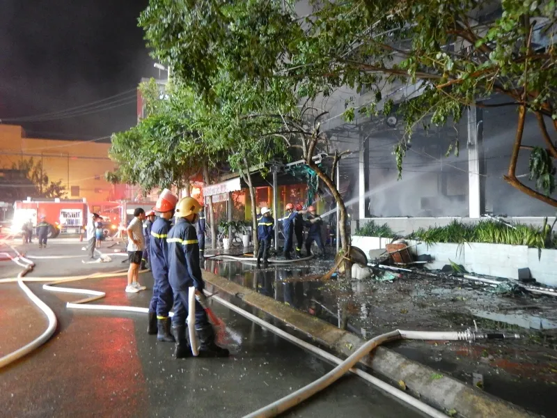 Cháy lớn tại quán cà phê ảnh 1