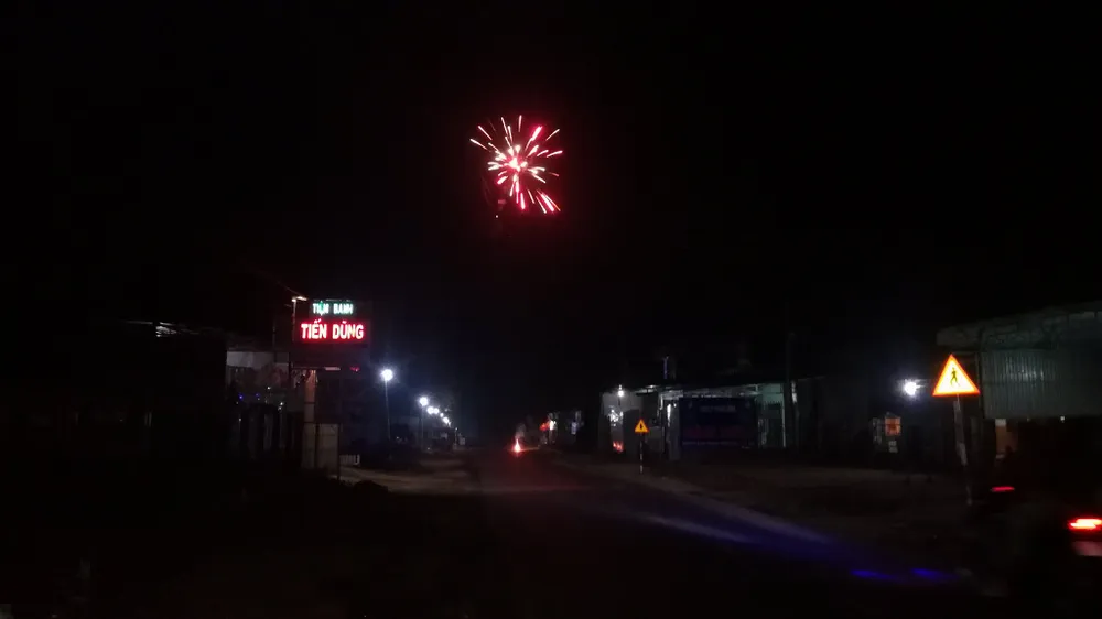 VIDEO: Bất chấp lệnh cấm, khắp làng đốt pháo ảnh 1