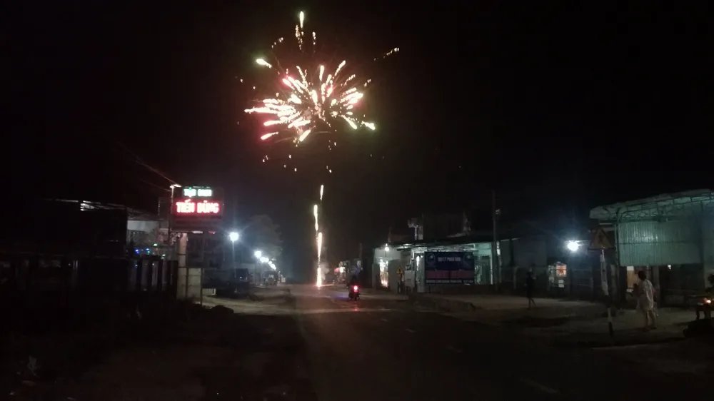 Pháo hoa được đốt sáng rực trong đêm giao thừa  đón chào năm mới 2018 tại xã Ia Tô