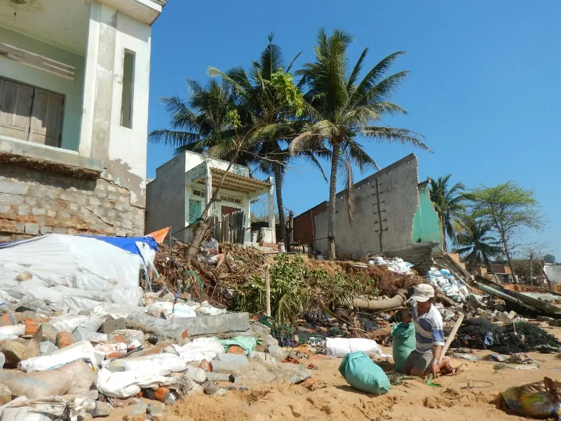 Người dân Phan Thiết căng mình cứu nhà sắp bị biển “nuốt chửng” ảnh 4