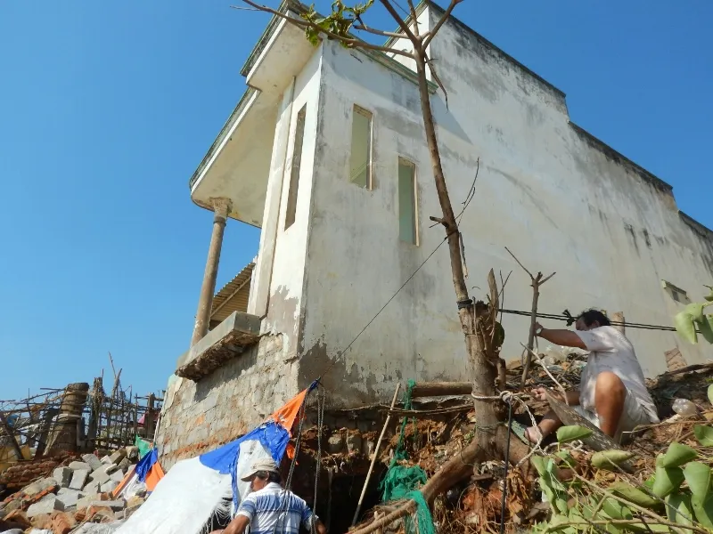 Người dân Phan Thiết căng mình cứu nhà sắp bị biển “nuốt chửng” ảnh 5