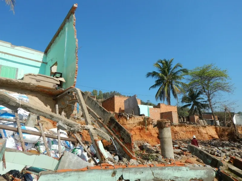 Người dân Phan Thiết căng mình cứu nhà sắp bị biển “nuốt chửng” ảnh 2