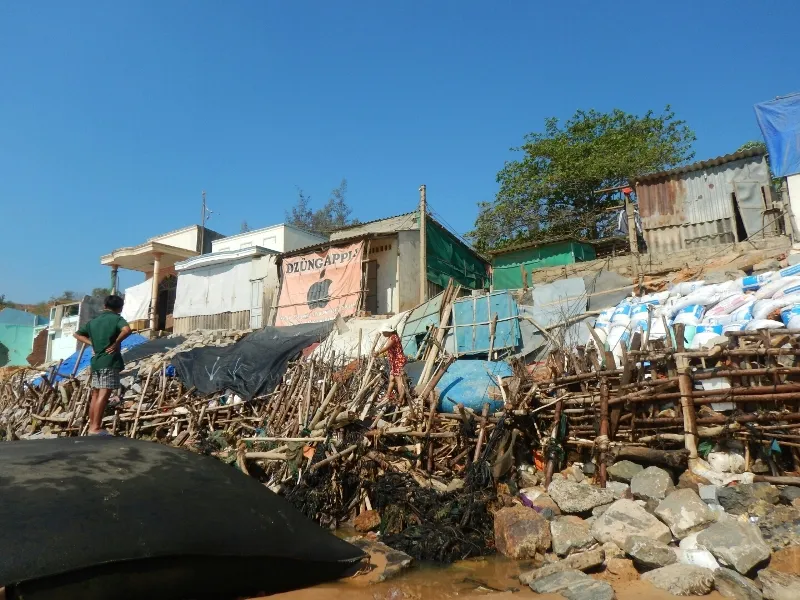 Người dân Phan Thiết căng mình cứu nhà sắp bị biển “nuốt chửng” ảnh 6