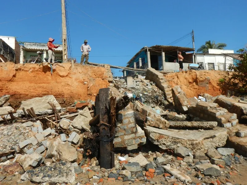 Người dân Phan Thiết căng mình cứu nhà sắp bị biển “nuốt chửng” ảnh 3