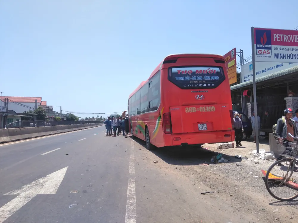 Xe khách tông hàng loạt xe máy và ô tô, 1 người chết, 4 người bị thương  ảnh 2