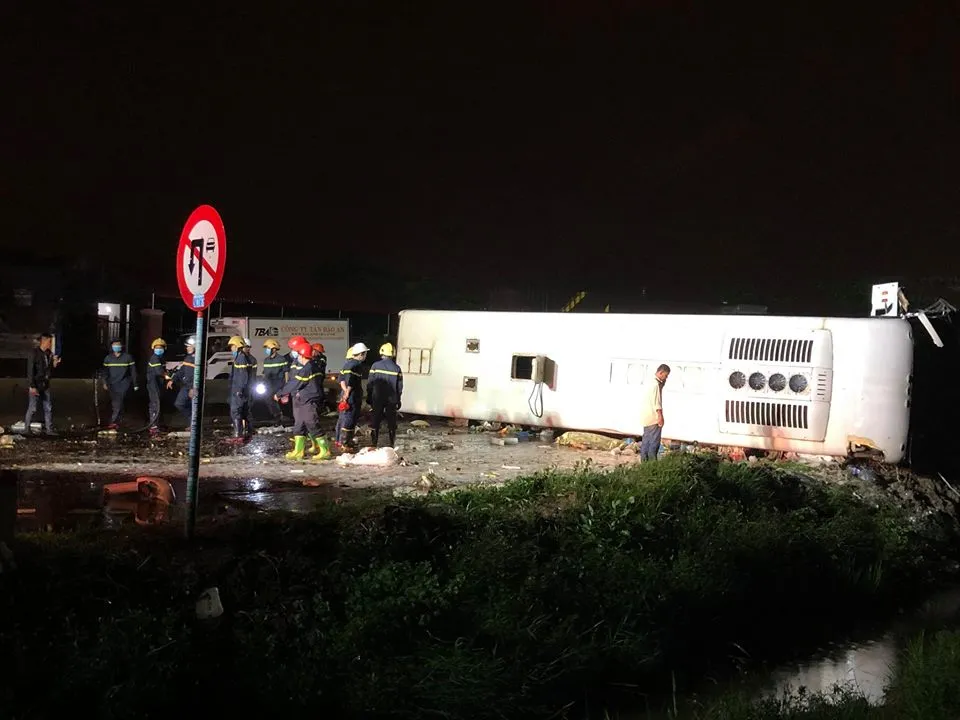 Tai nạn kinh hoàng làm 2 người chết, hàng chục hành khách hoảng loạn ảnh 1