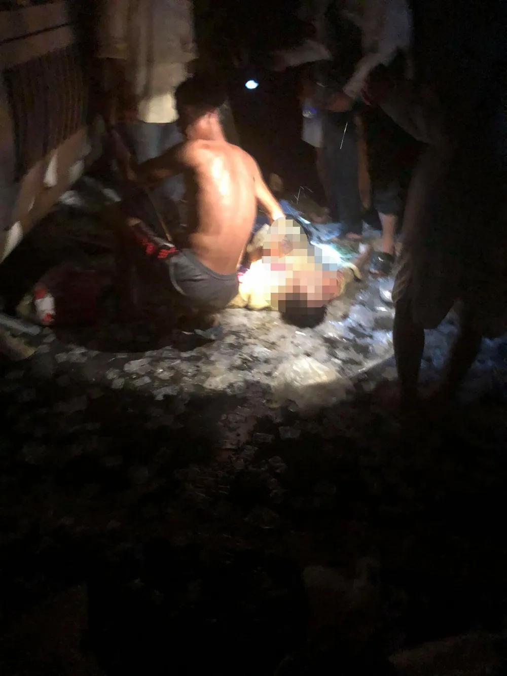 Tai nạn kinh hoàng làm 2 người chết, hàng chục hành khách hoảng loạn ảnh 2