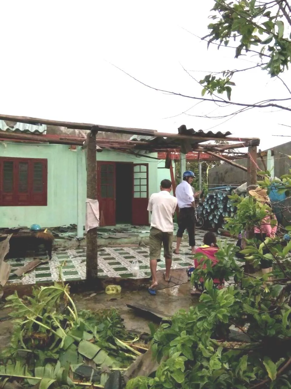 Đảo Phú Quý ngổn ngang sau trận lốc xoáy  ảnh 1