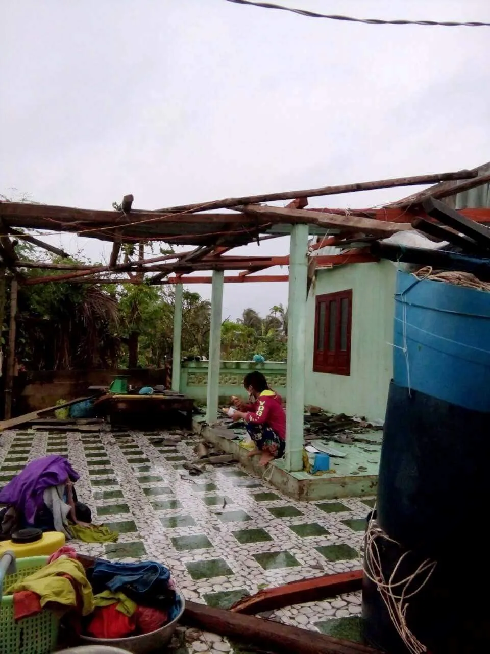 Đảo Phú Quý ngổn ngang sau trận lốc xoáy  ảnh 3