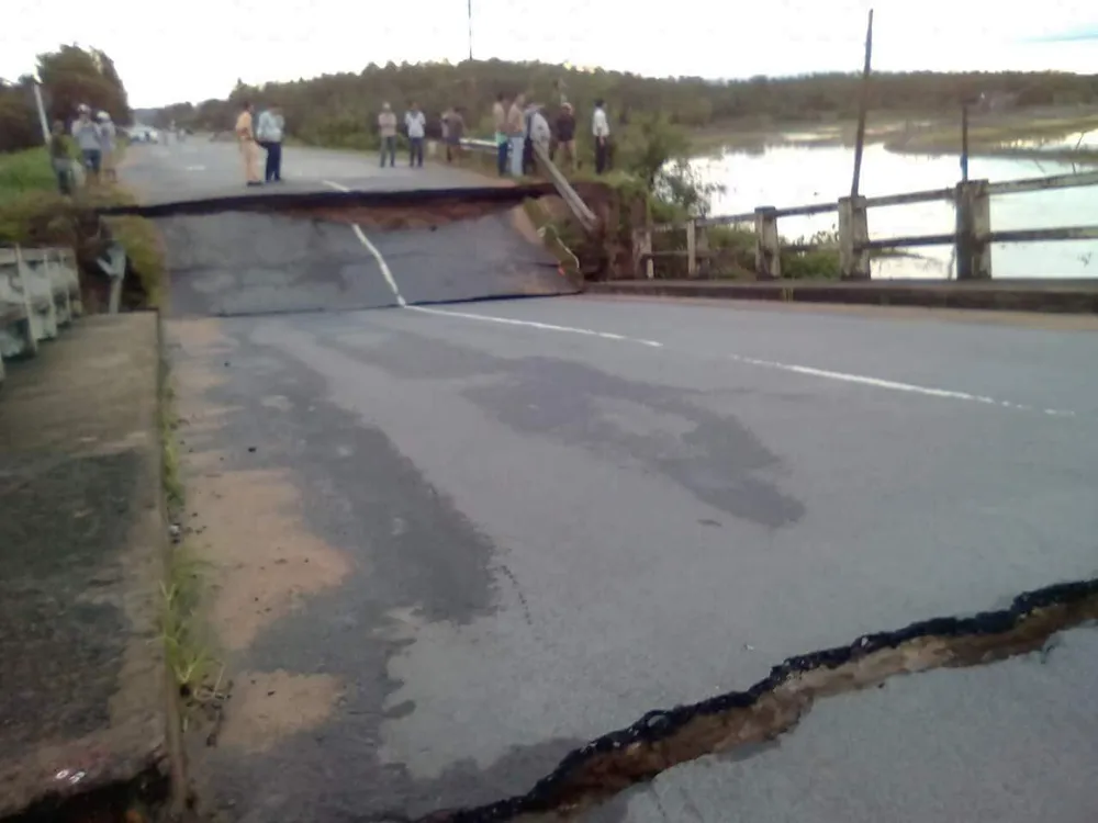 Sập cầu trong đêm, giao thông bị chia cắt ảnh 2