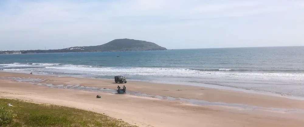 Xe Jeep chở khách du lịch chạy bạt mạng dưới các bãi tắm ở biển Mũi Né ảnh 3