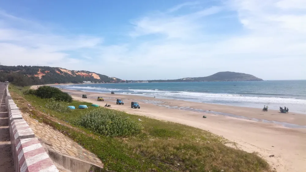 Xe Jeep chở khách du lịch chạy bạt mạng dưới các bãi tắm ở biển Mũi Né ảnh 1