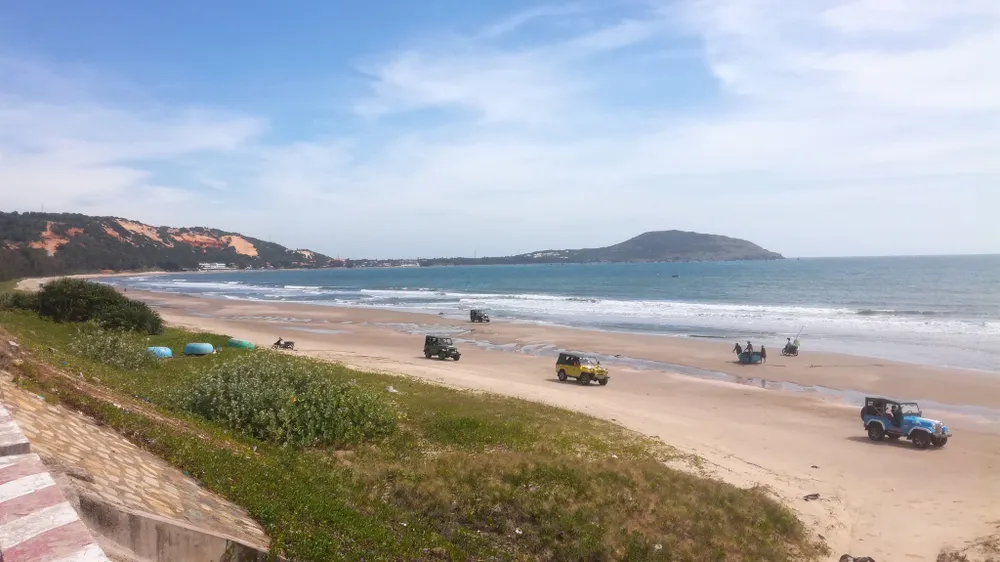 Xe Jeep chở khách du lịch chạy bạt mạng dưới các bãi tắm ở biển Mũi Né ảnh 2
