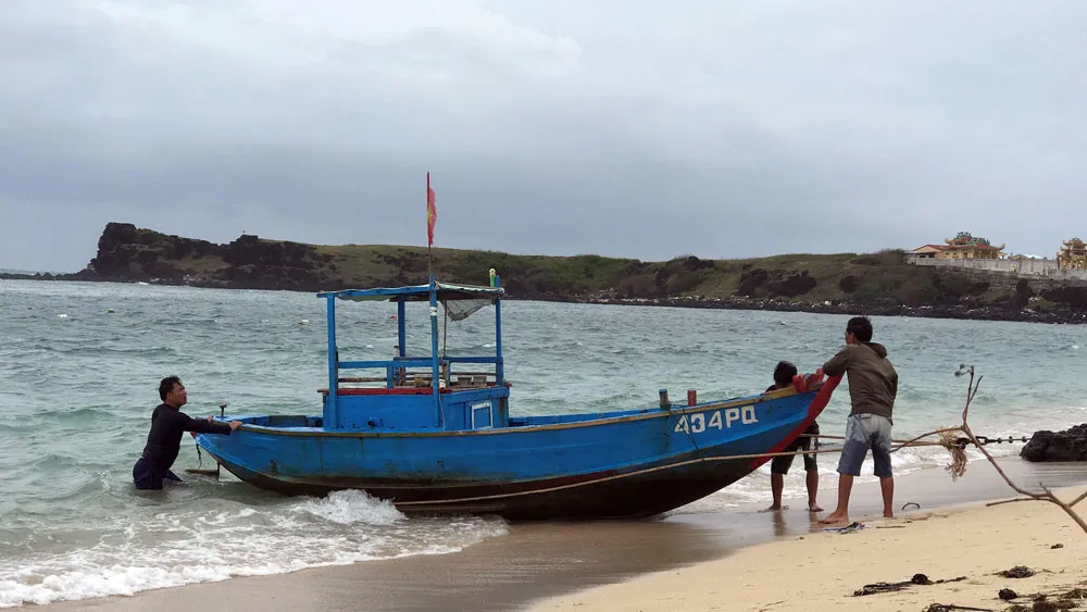  Người dân đảo Phú Quý căng mình chống bão số 9 sắp đổ bộ ảnh 3