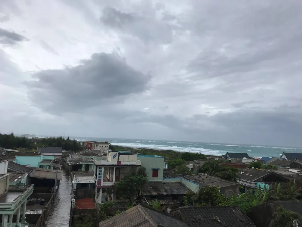 Đảo Phú Quý mưa lớn, nhà nghỉ, khách sạn mở cửa miễn phí cho người dân trú bão ảnh 1