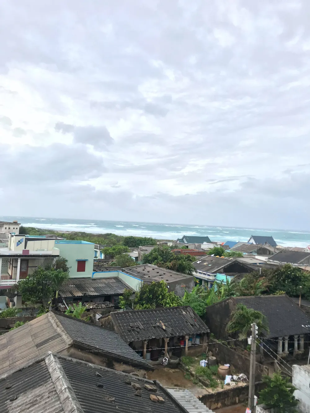 Đảo Phú Quý mưa lớn, nhà nghỉ, khách sạn mở cửa miễn phí cho người dân trú bão ảnh 4