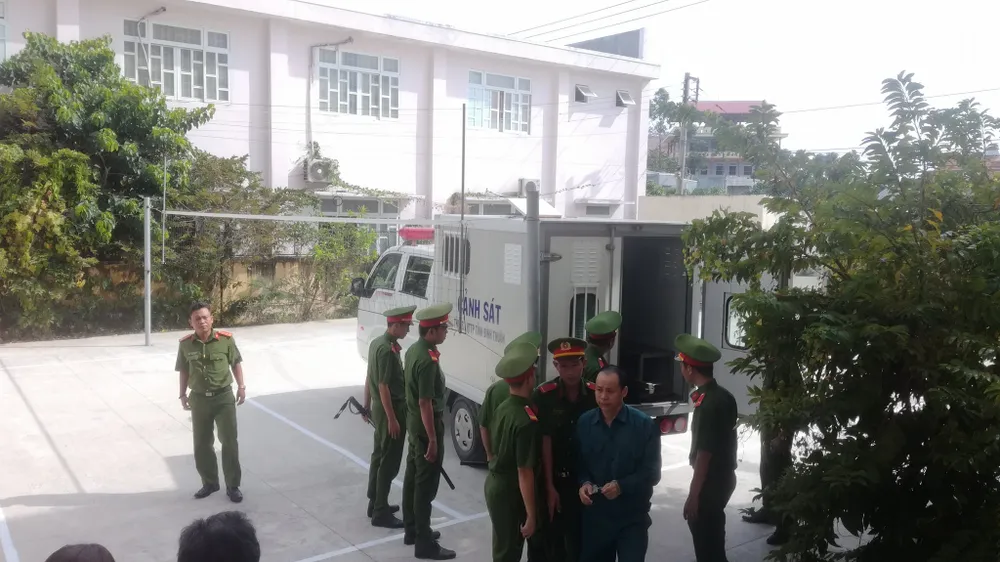 12 bị cáo trong vụ buôn lậu xăng dầu lớn nhất từ trước đến nay lãnh án ảnh 2