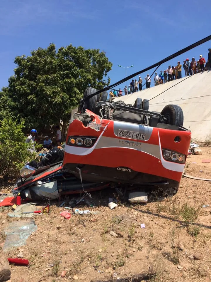 Xe chở khách du lịch Hàn Quốc lao xuống vực sâu ảnh 2