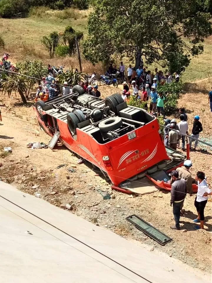 Xe chở khách du lịch Hàn Quốc lao xuống vực sâu ảnh 1