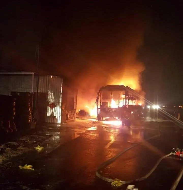 Video: Xe khách giường nằm bốc cháy dữ dội, hàng chục hành khách hoảng loạn ảnh 2