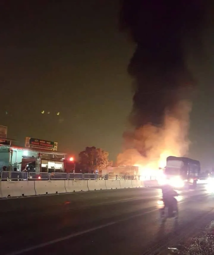 Video: Xe khách giường nằm bốc cháy dữ dội, hàng chục hành khách hoảng loạn ảnh 1