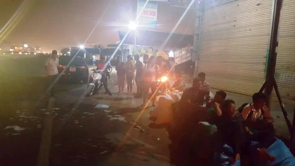 Video: Xe khách giường nằm bốc cháy dữ dội, hàng chục hành khách hoảng loạn ảnh 3