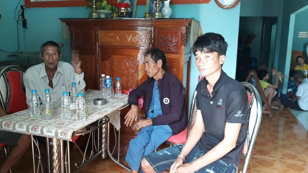 Chìm tàu cá trên vùng biển Bình Thuận, 5 thuyền viên mất tích ảnh 1