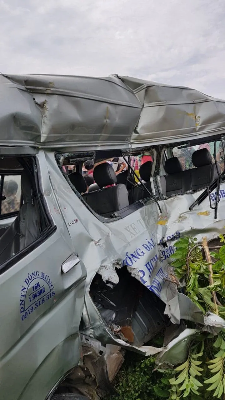 Tàu lửa tông xe khách, 3 người chết, 1 người bị thương ảnh 2