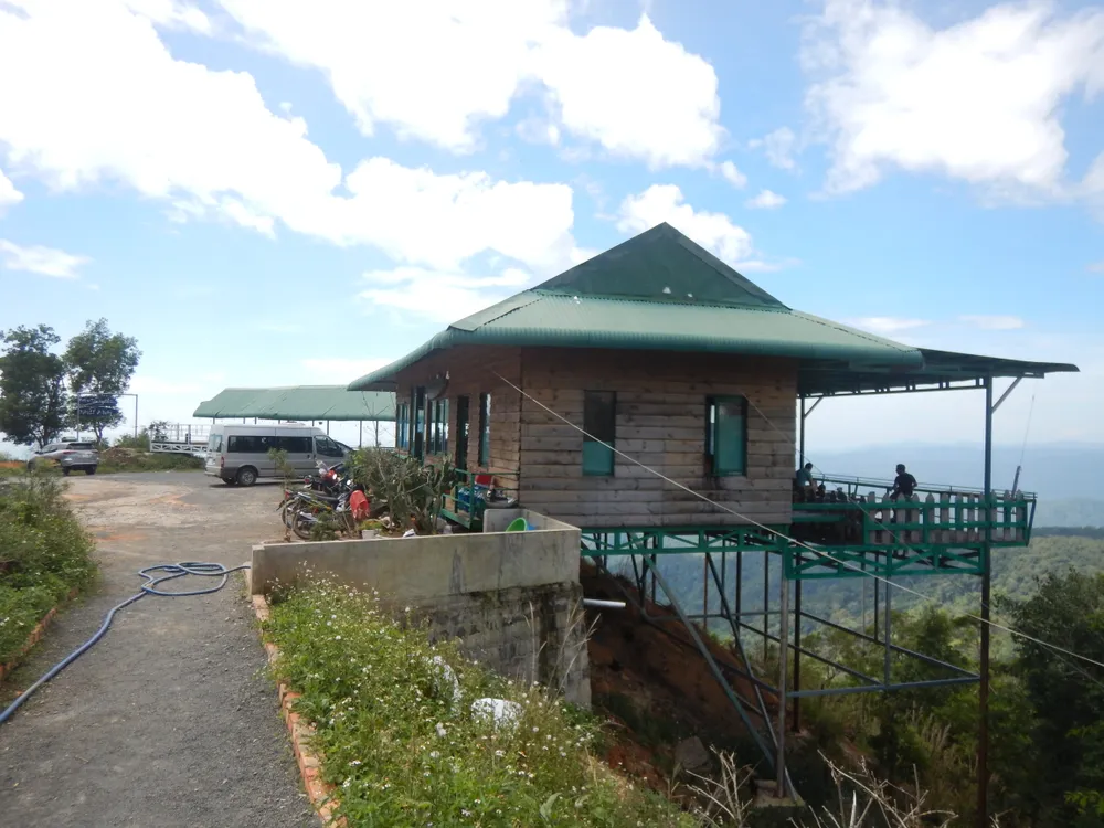 Đã tháo dỡ 4 trong 6 trường hợp lấn chiếm đất, xây trạm dừng chân trái phép trên đèo Đại Ninh ảnh 2