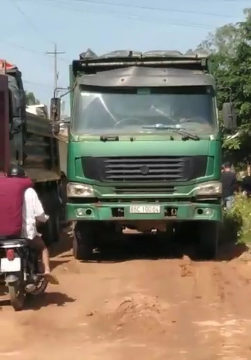 Người dân bức xúc chặn xe ben phá nát đường ảnh 3