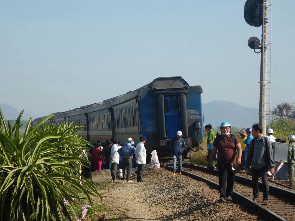 Tàu SE25 trật bánh, đường sắt Bắc Nam bị ngưng trệ nhiều giờ ảnh 1