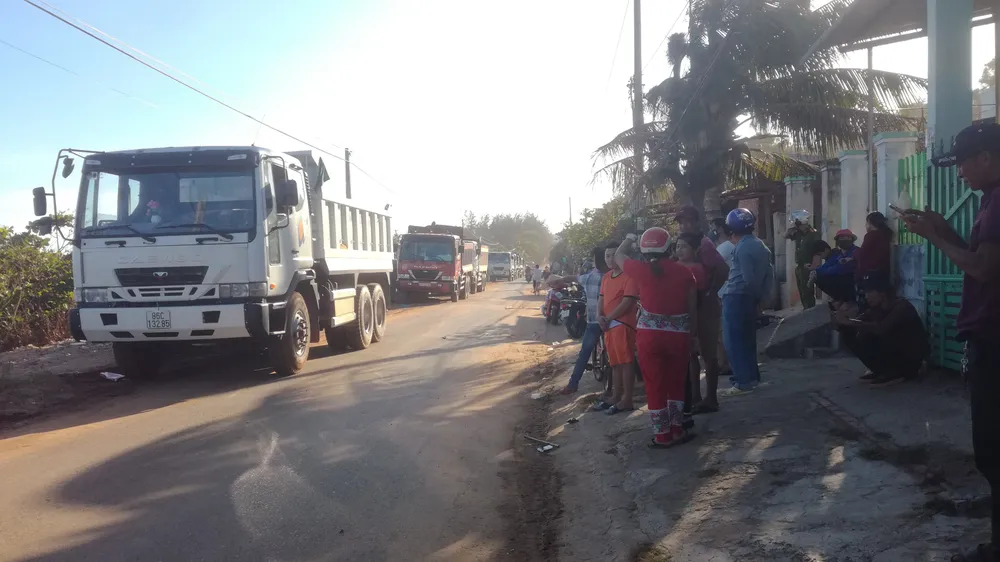 Dân bức xúc chặn xe chở vật liệu vào dự án lấn biển tại Phan Thiết ảnh 1