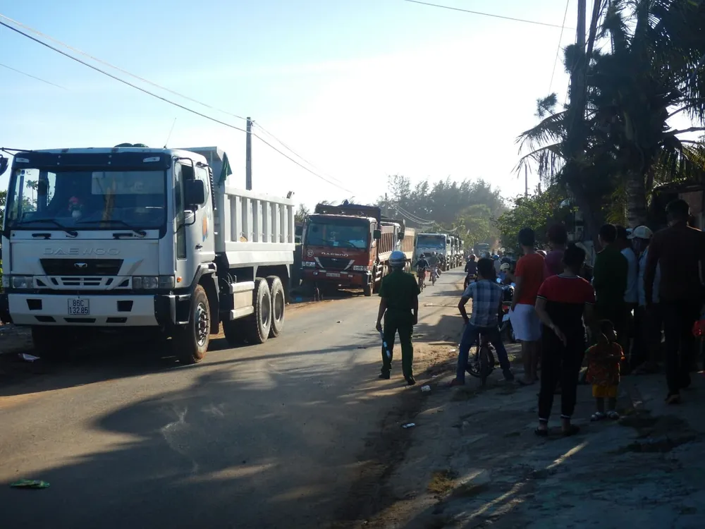 Dân bức xúc chặn xe chở vật liệu vào dự án lấn biển tại Phan Thiết ảnh 3