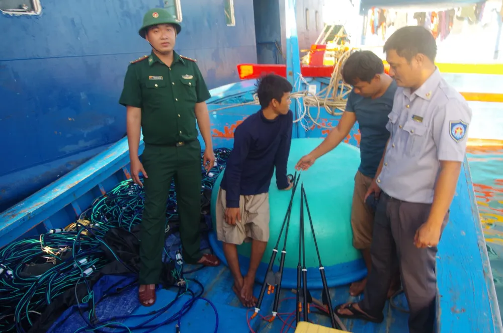 Phát hiện tàu cá mang nhiều thiết bị kích điện đánh bắt trái phép thủy hải sản ảnh 1