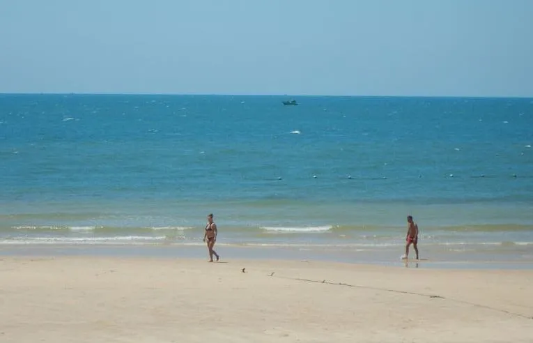 Mặc dịch Covid-19, khách Tây vẫn thản nhiên rong chơi ở biển Mũi Né ảnh 7