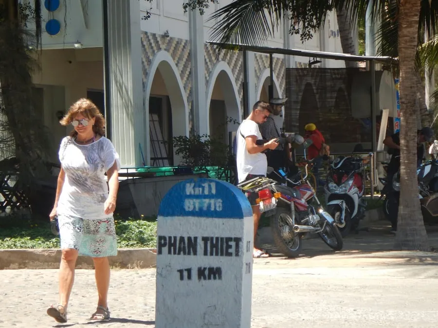 Mặc dịch Covid-19, khách Tây vẫn thản nhiên rong chơi ở biển Mũi Né ảnh 3