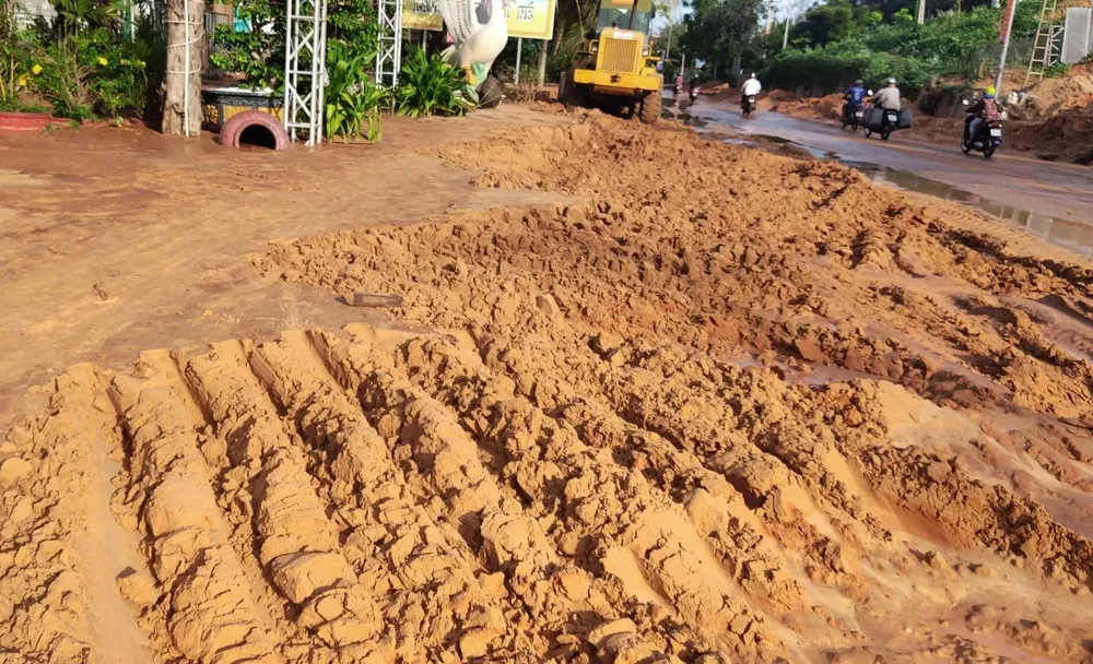 Cát đỏ tràn xuống đường ven biển Mũi Né gây ách tắc giao thông  ảnh 2
