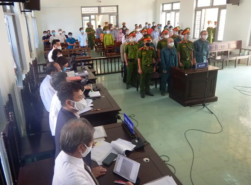 Xét xử 6 bị cáo nguyên là Chủ  tịch, Phó Chủ tịch và lãnh đạo các phòng chuyên môn UBND TP Phan Thiết ảnh 1