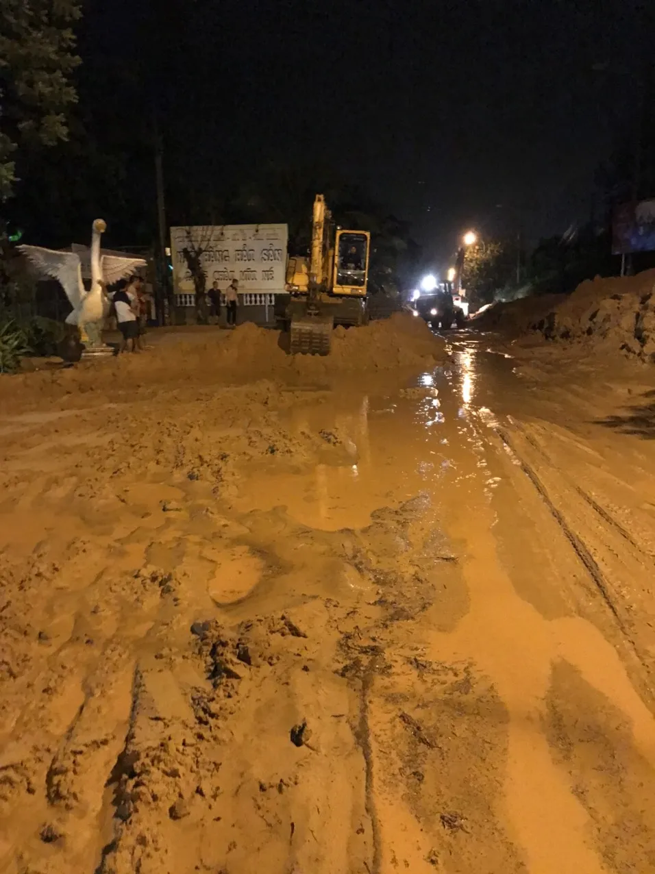 Lũ cát kinh hoàng ập xuống tuyến đường trọng điểm Khu Du lịch quốc gia Mũi Né ảnh 1