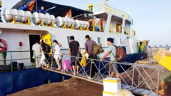 Đề xuất thuê máy bay chở đề thi tốt nghiệp THPT ra đảo Phú Quý ảnh 1