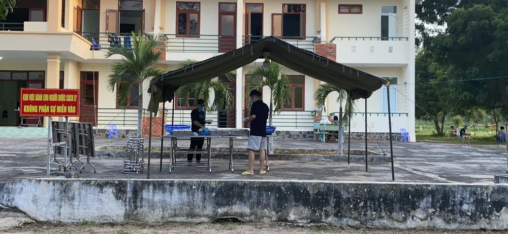 Bộ đội tất bật chuẩn bị chu đáo những suất ăn cho người dân đi cách ly ảnh 1