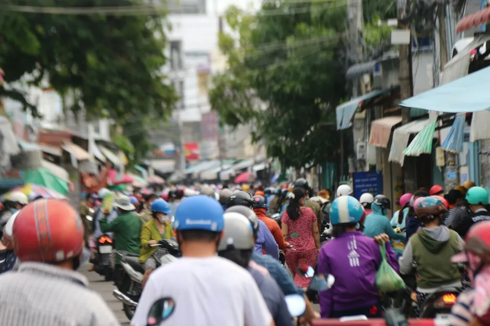 Người dân TP Phan Thiết đổ xô mua sắm trước giờ thực hiện giãn cách xã hội theo Chỉ thị 16 ảnh 1