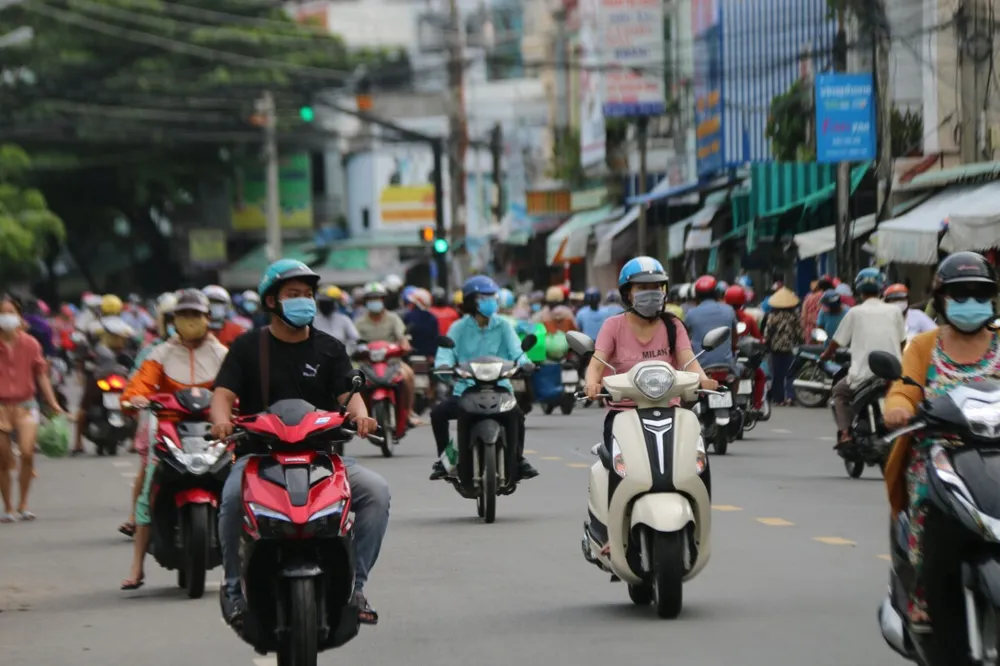 Người dân TP Phan Thiết đổ xô mua sắm trước giờ thực hiện giãn cách xã hội theo Chỉ thị 16 ảnh 6